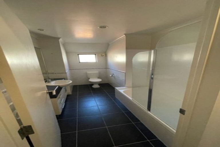 Photo of property in 2/27 Kellaway Drive, East Tamaki, Auckland, 2013