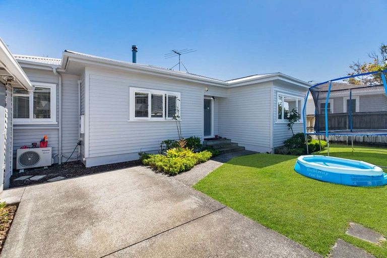 Photo of property in 1a Sherwood Avenue, Te Atatu South, Auckland, 0610