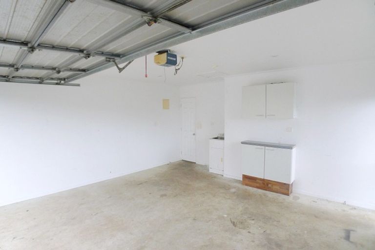 Photo of property in 9 Plumstead Rise, Glen Eden, Auckland, 0602