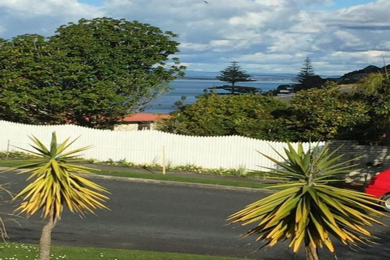 Photo of property in 1/2 Scarboro Terrace, Murrays Bay, Auckland, 0630