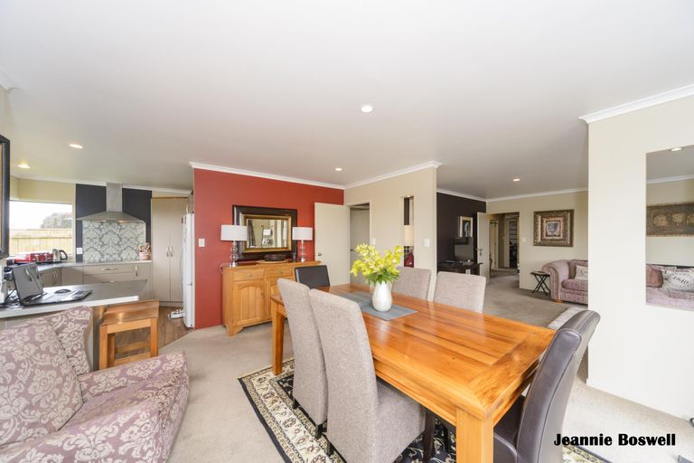 Photo of property in 5 Ron Place, Fitzherbert, Palmerston North, 4410