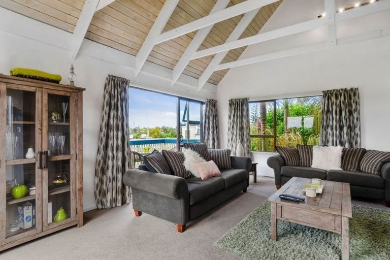Photo of property in 1/131 Carlisle Road, Northcross, Auckland, 0632