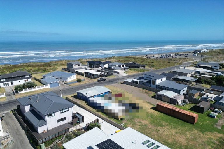 Photo of property in 17 Marine Parade South, Foxton Beach, Foxton, 4815