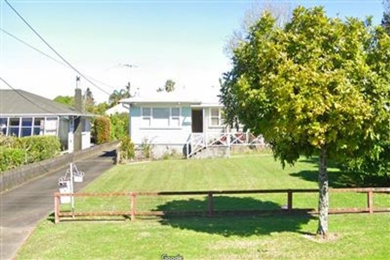 Photo of property in 1 Rewarewa Road, Te Atatu Peninsula, Auckland, 0610