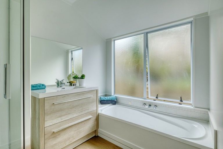 Photo of property in 10 Van Dyke Place, West Harbour, Auckland, 0618