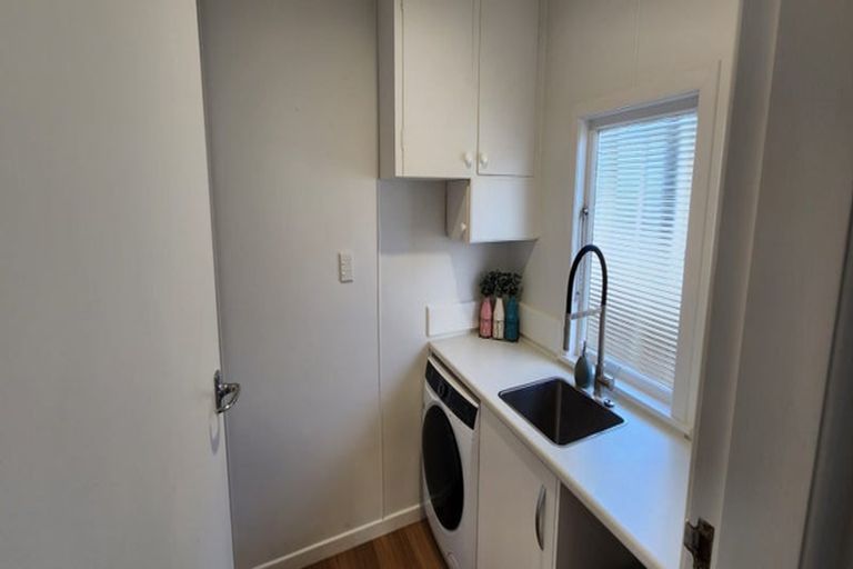 Photo of property in 60 Awanui Street, Merrilands, New Plymouth, 4312