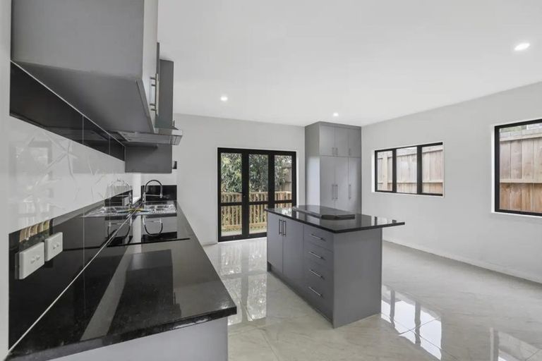 Photo of property in 5 Waiari Road, Conifer Grove, Takanini, 2112