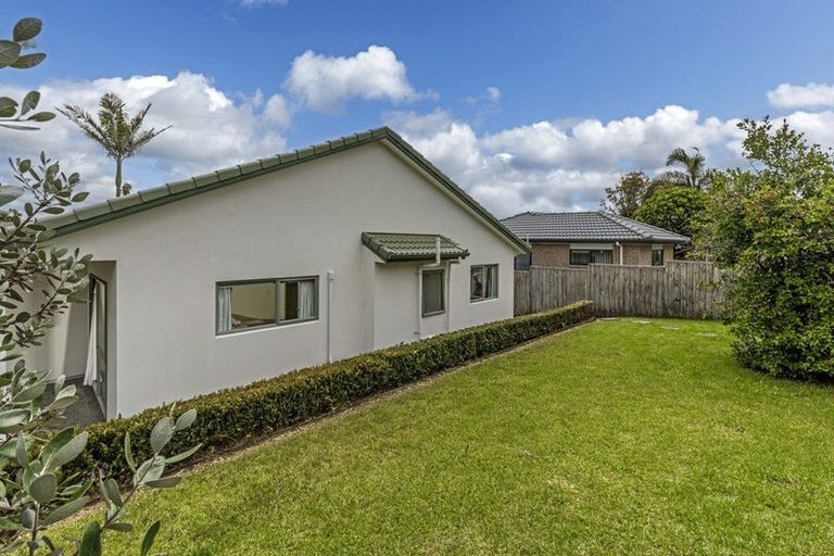Photo of property in 6 Reybert Place, Massey, Auckland, 0614