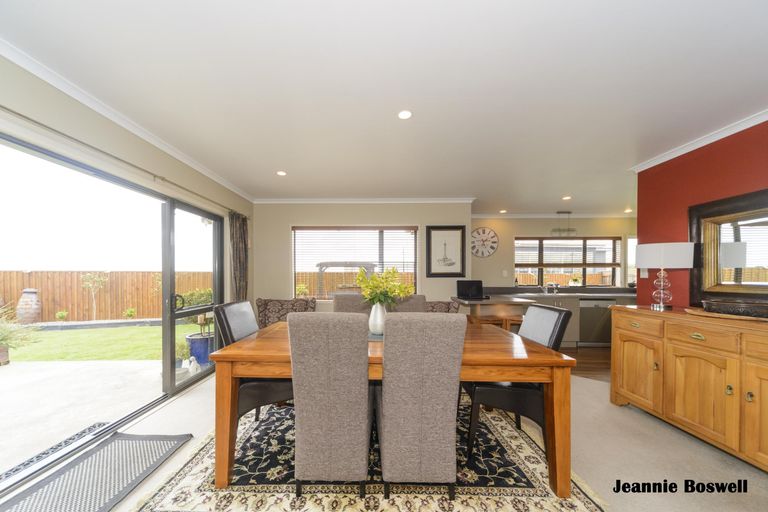 Photo of property in 5 Ron Place, Fitzherbert, Palmerston North, 4410