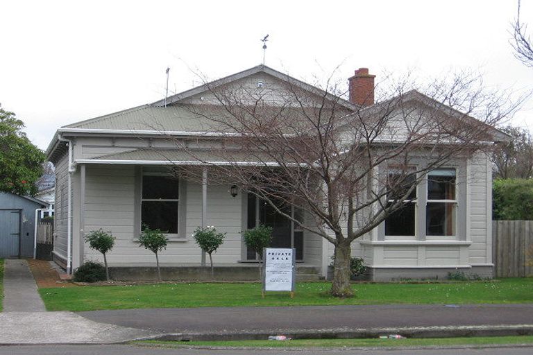 Photo of property in 10 Colombo Street, Hokowhitu, Palmerston North, 4410