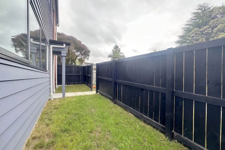 Photo of property in 6 Landsdale Place, Massey, Auckland, 0614