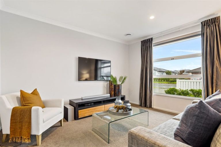 Photo of property in 5 Aporo Drive, Kumeu, 0810