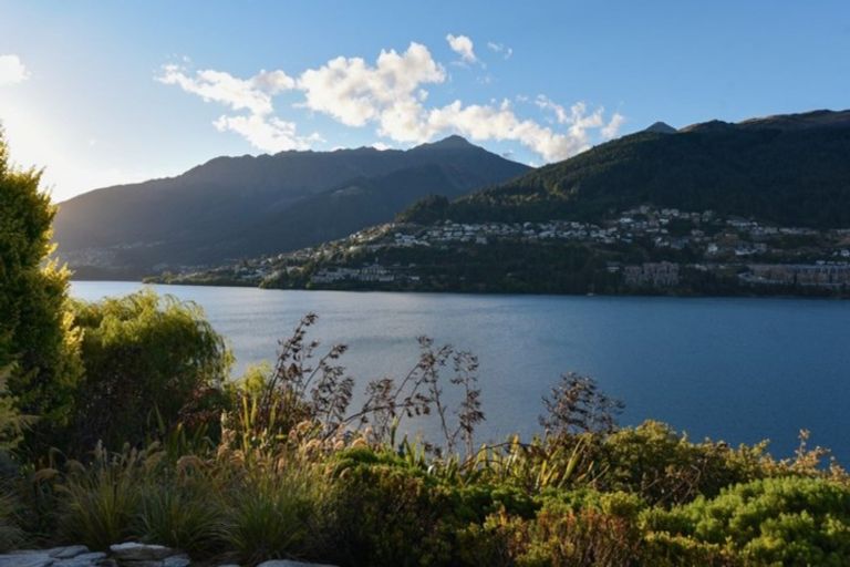 Photo of property in 11 Mincher Road, Kelvin Heights, Queenstown, 9300