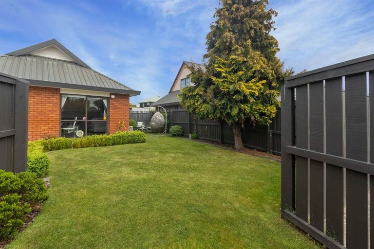 Photo of property in 2/41 Beauford Place, Parklands, Christchurch, 8083