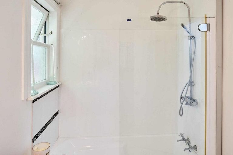 Photo of property in 76 Grays Road, Camborne, Porirua, 5026