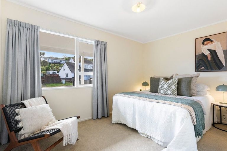 Photo of property in 2 Ladbrooke Drive, Newlands, Wellington, 6037