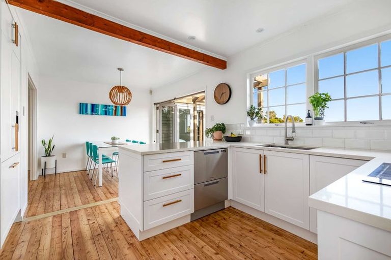 Photo of property in 121 Vipond Road, Stanmore Bay, Whangaparaoa, 0932