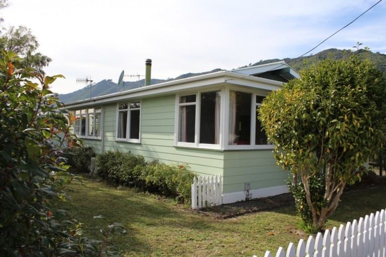 Photo of property in 3 Martin Street, Waikanae, 5036