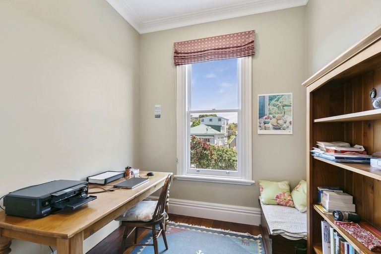 Photo of property in 33 Grove Road, Kelburn, Wellington, 6012
