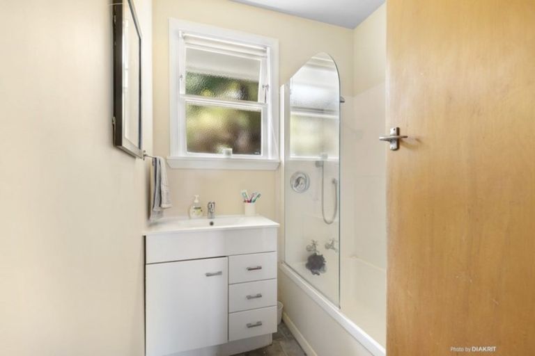 Photo of property in 110 Ruskin Road, Newlands, Wellington, 6037