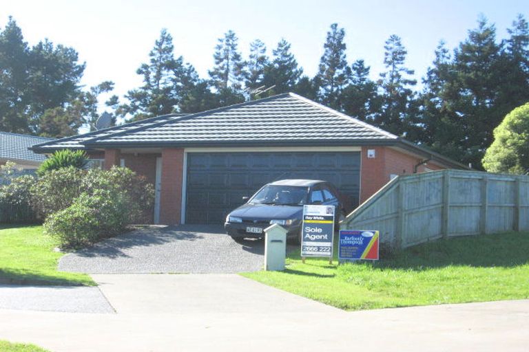 Photo of property in 12 Derryveagh Lane, Weymouth, Auckland, 2103