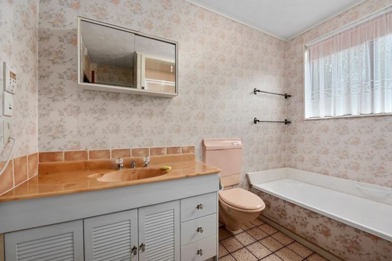 Photo of property in 15a Montgomery Crescent, Clouston Park, Upper Hutt, 5018