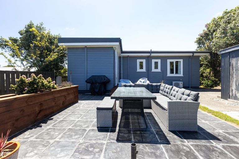 Photo of property in 8 Lyndfield Lane, Newlands, Wellington, 6037