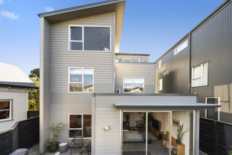 Photo of property in 1/3 Severn Street, Island Bay, Wellington, 6023