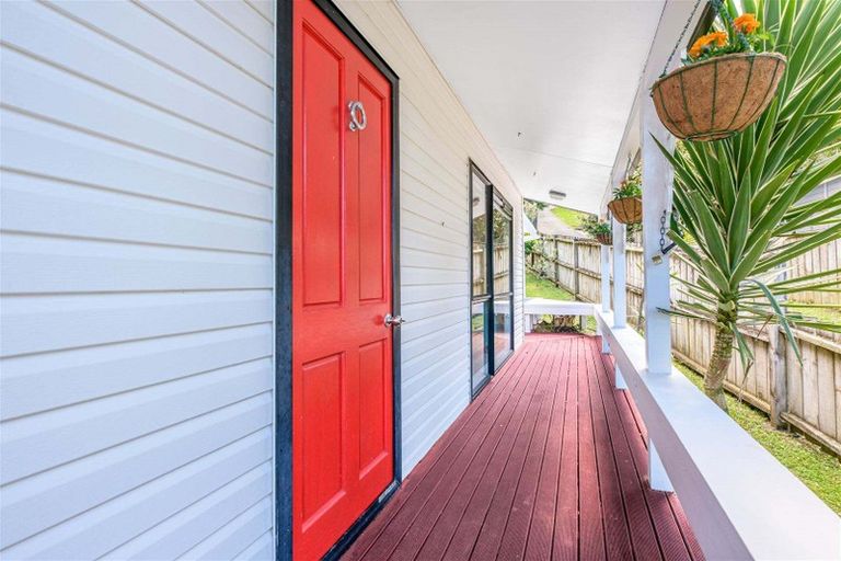 Photo of property in 1/8 Heatherleigh Rise, Northcross, Auckland, 0632