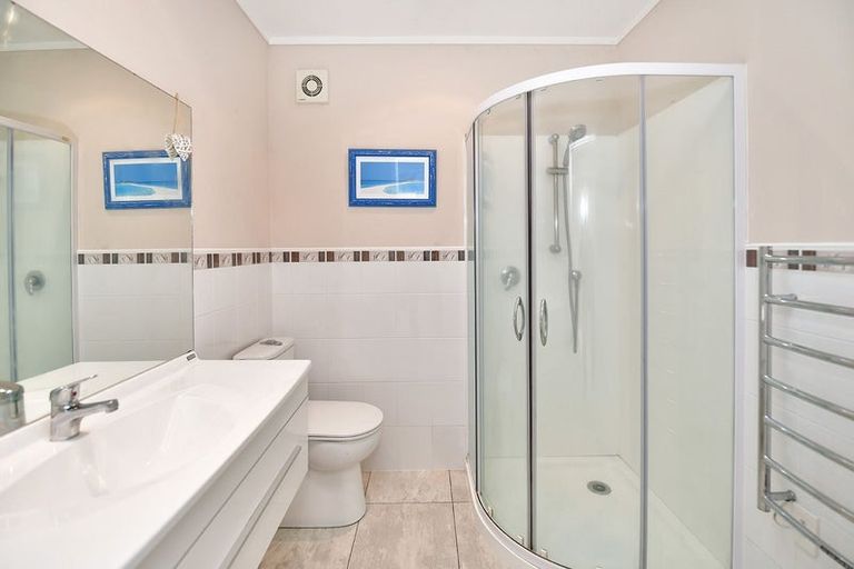 Photo of property in 956 Whangaparaoa Road, Manly, Whangaparaoa, 0930