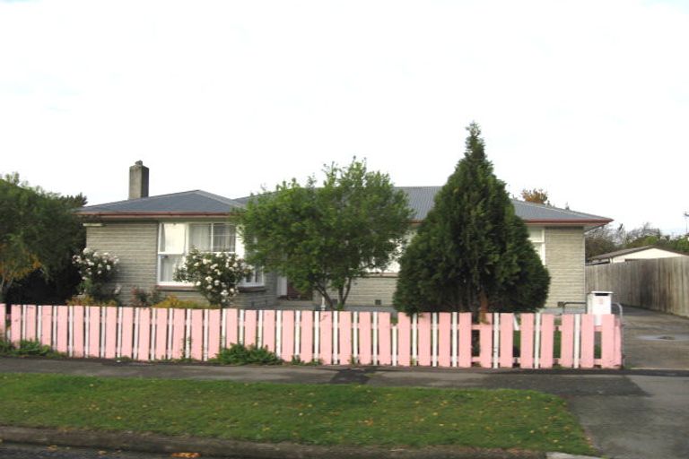 Photo of property in 8 Lambeth Crescent, Northcote, Christchurch, 8052