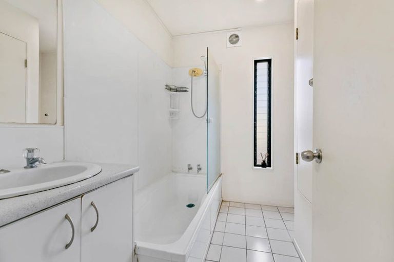 Photo of property in Lynn Park Terrace, 7/12 Ambrico Place, New Lynn, Auckland, 0600