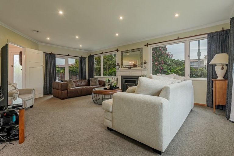 Photo of property in 1 Athlone Place, Hokowhitu, Palmerston North, 4410