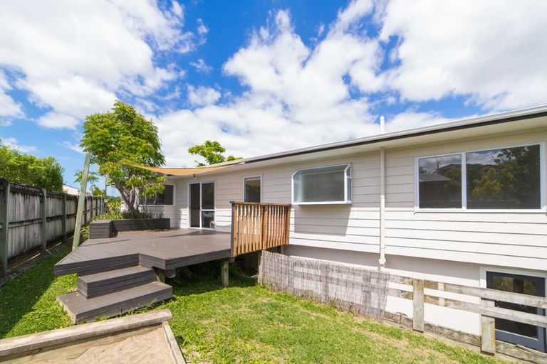 Photo of property in 11 Worthington Place, West Harbour, Auckland, 0618