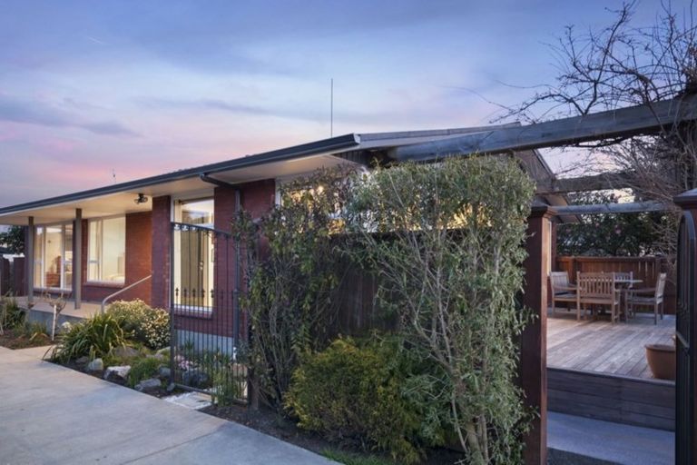 Photo of property in 14 Oakfield Street, Burnside, Christchurch, 8053