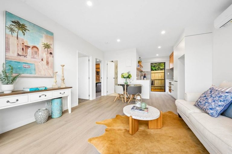 Photo of property in 2/92 Titirangi Road, New Lynn, Auckland, 0600