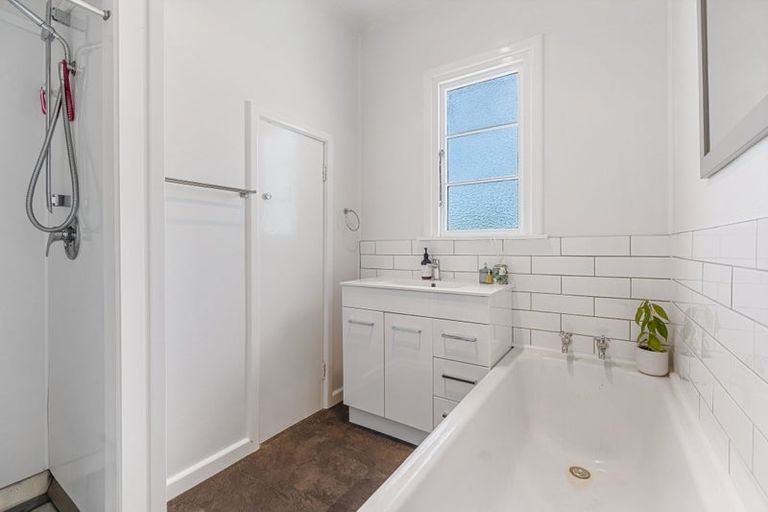 Photo of property in 174 Seaview Road, Westown, New Plymouth, 4310