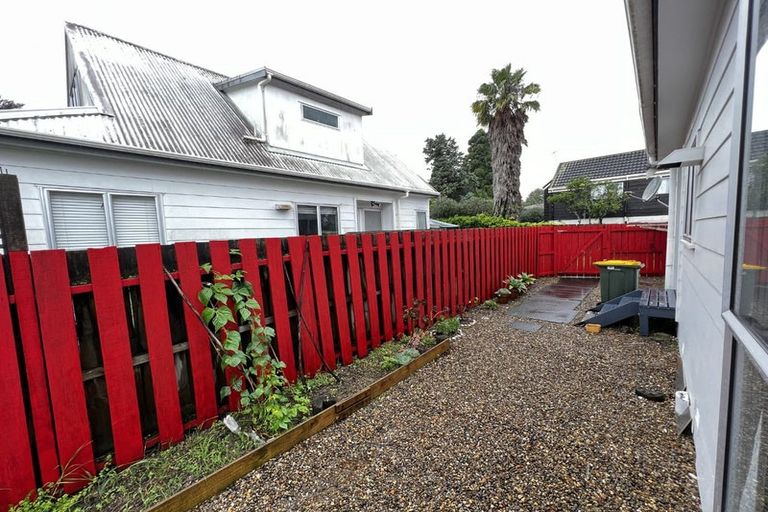 Photo of property in 1/15 Lambrown Drive, Totara Vale, Auckland, 0629