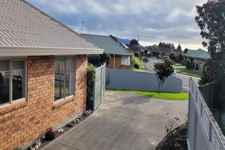 Photo of property in 15 Balmerino Grove, Waikanae, 5036