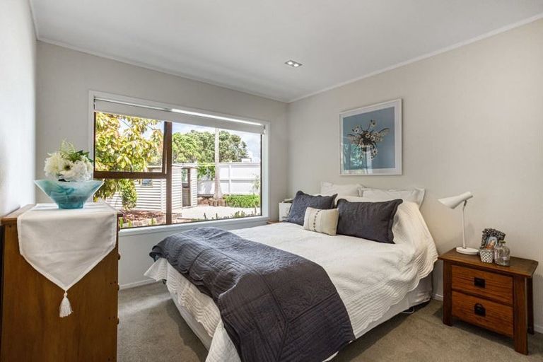 Photo of property in 2 Edgewater Grove, Orewa, 0931