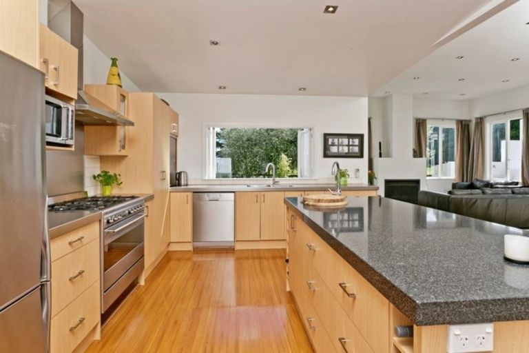 Photo of property in 62 Boord Crescent, Kumeu, 0891