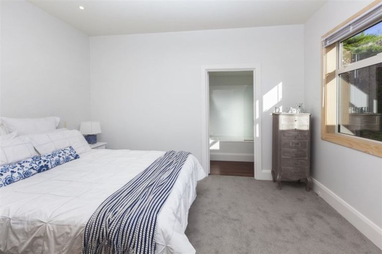 Photo of property in 32 The Brae, Mount Pleasant, Christchurch, 8081
