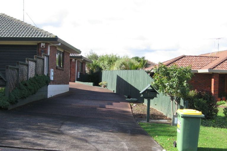 Photo of property in 2/6 Kookaburra Place, Botany Downs, Auckland, 2010