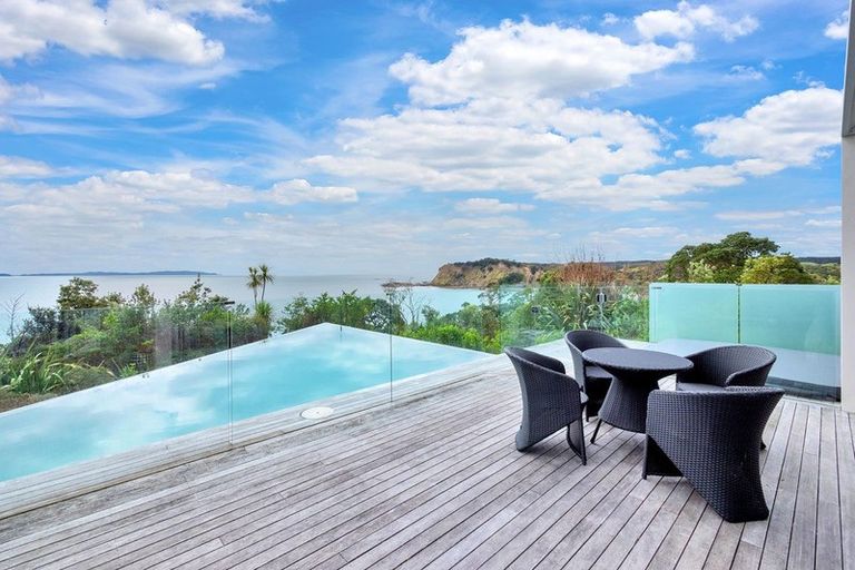 Photo of property in 1462 Whangaparaoa Road, Army Bay, Whangaparaoa, 0930