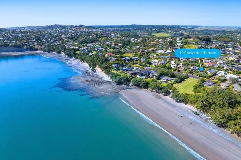 Photo of property in 10 Chelverton Terrace, Red Beach, 0932