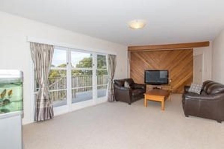 Photo of property in 9 Heather Place, Sunnynook, Auckland, 0620