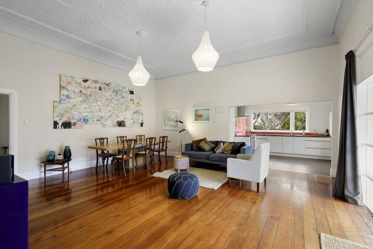 Photo of property in 117 Derwent Street, Island Bay, Wellington, 6023
