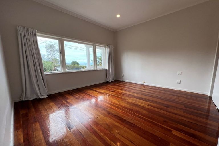 Photo of property in 2/160 East Coast Road, Forrest Hill, Auckland, 0620