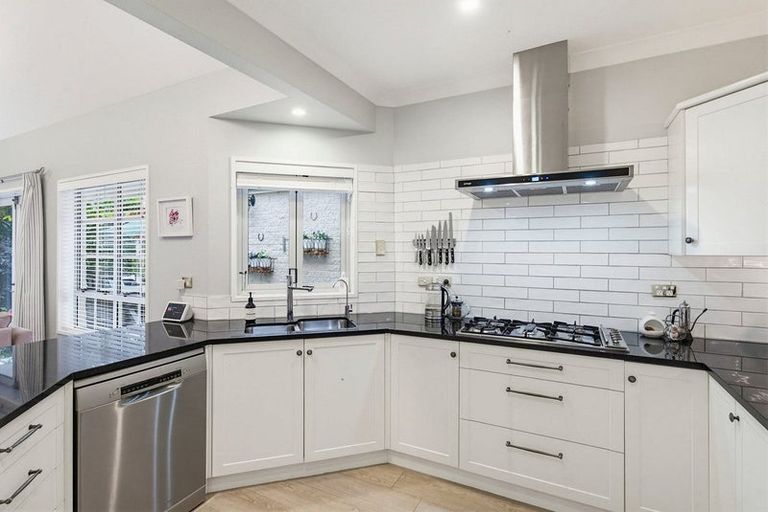 Photo of property in 5 Patterson Grove, Waikanae, 5036