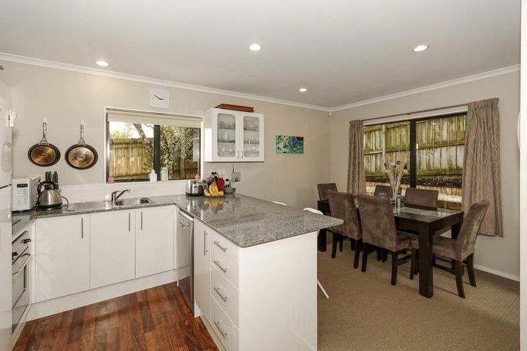 Photo of property in 10a Rena Place, West Harbour, Auckland, 0618